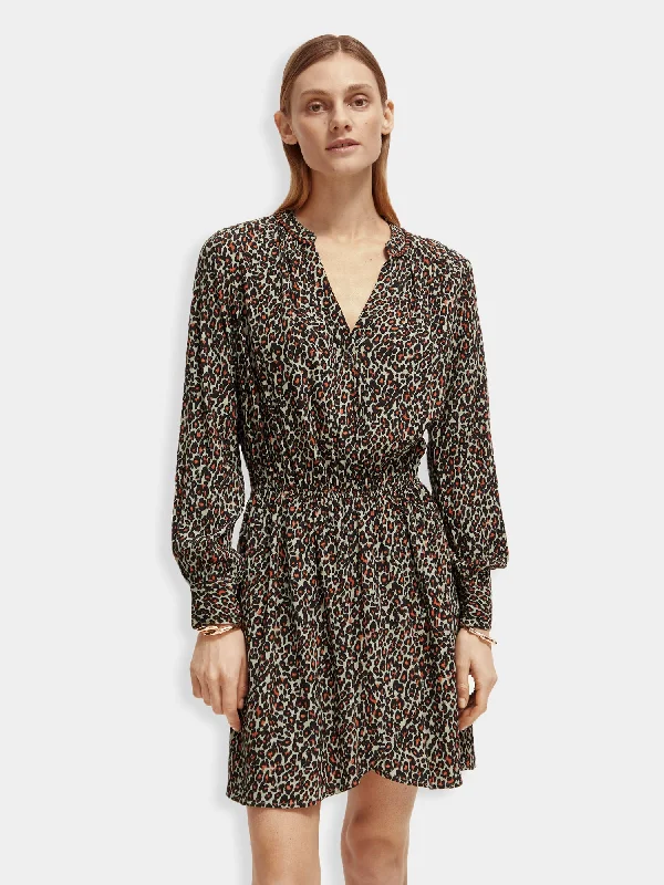 Effortlessly chic outfits for the modern woman   Long sleeved v-neck mini dress